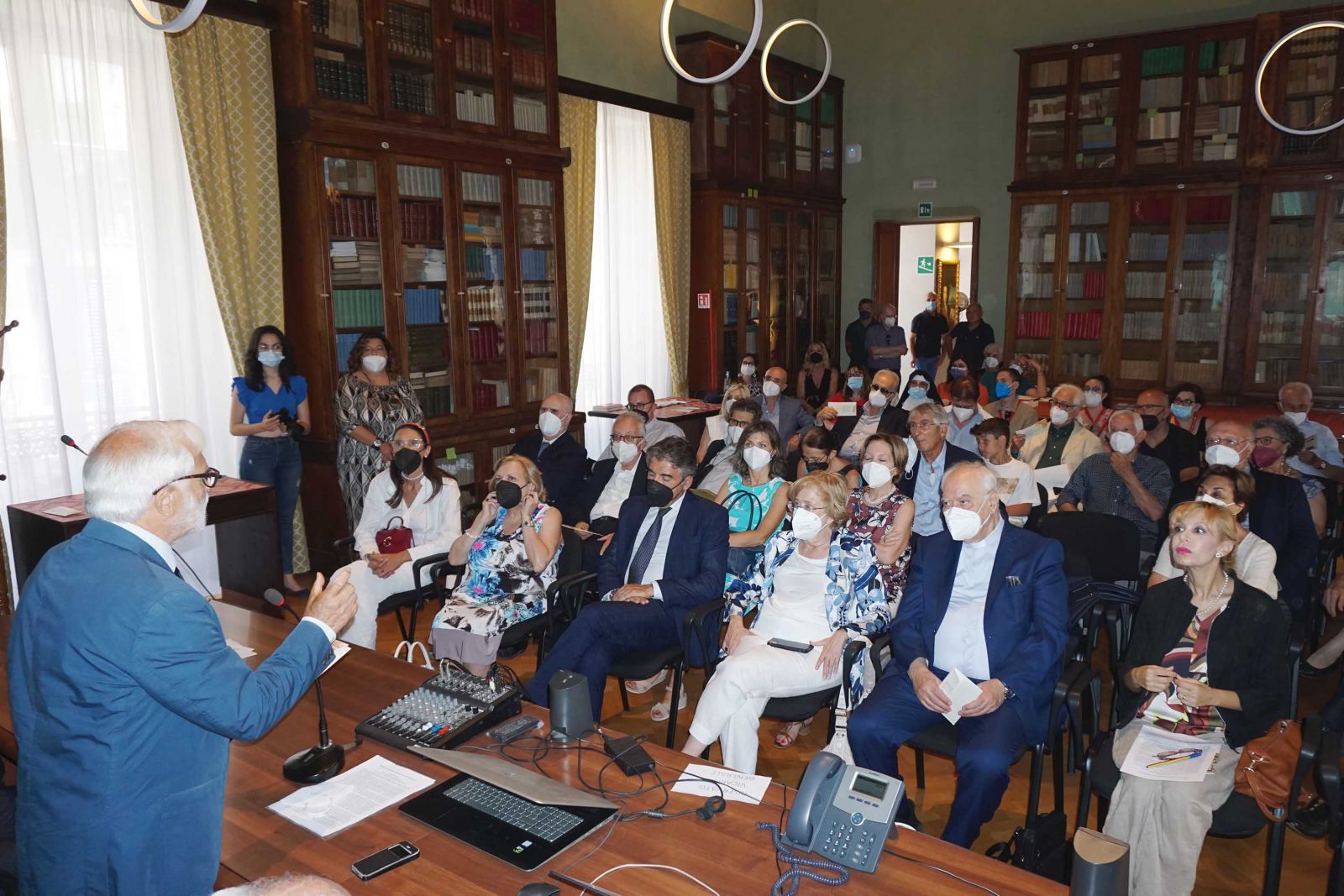 Un momento dell'intervento del presidente dell'Accademia Gioenia, prof. Mario Alberghina