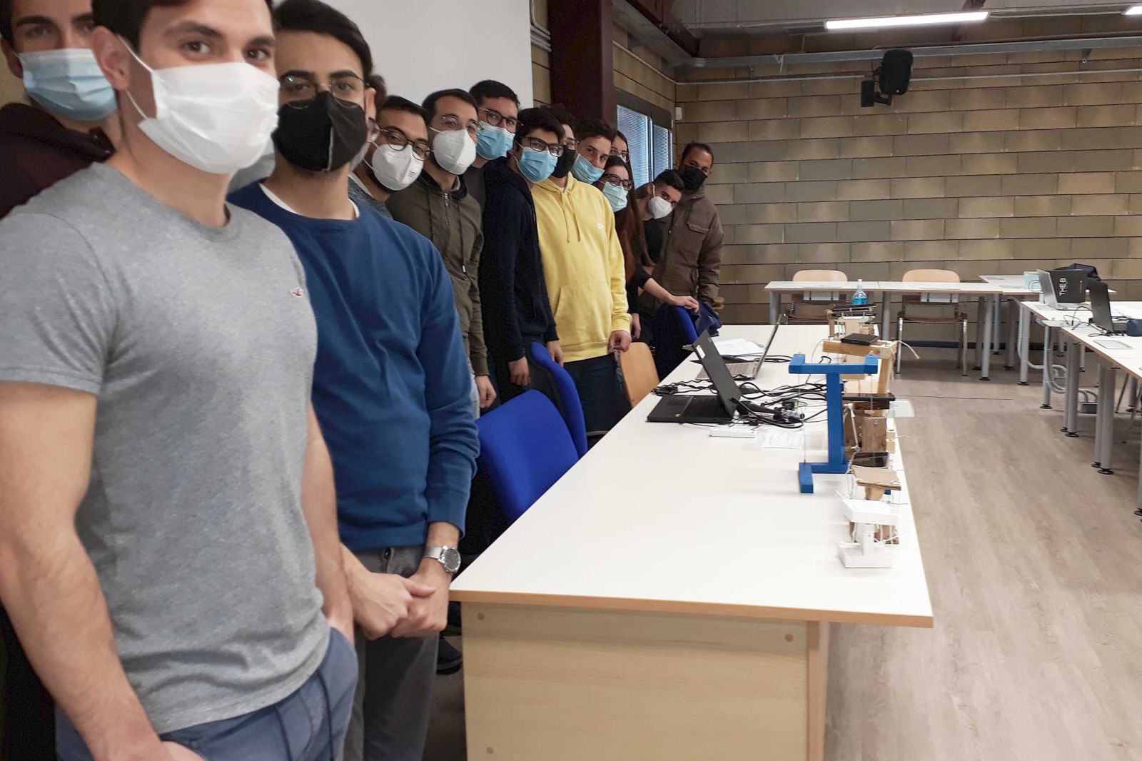 In foto i prodotti realizzati e gli studenti del corso “Robust Control”