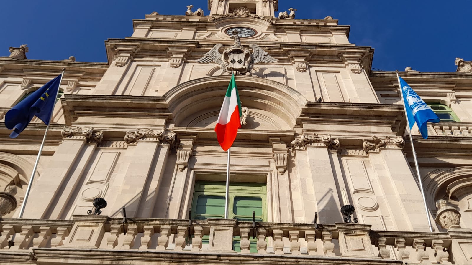 Palazzo centrale con Bandiera Onu