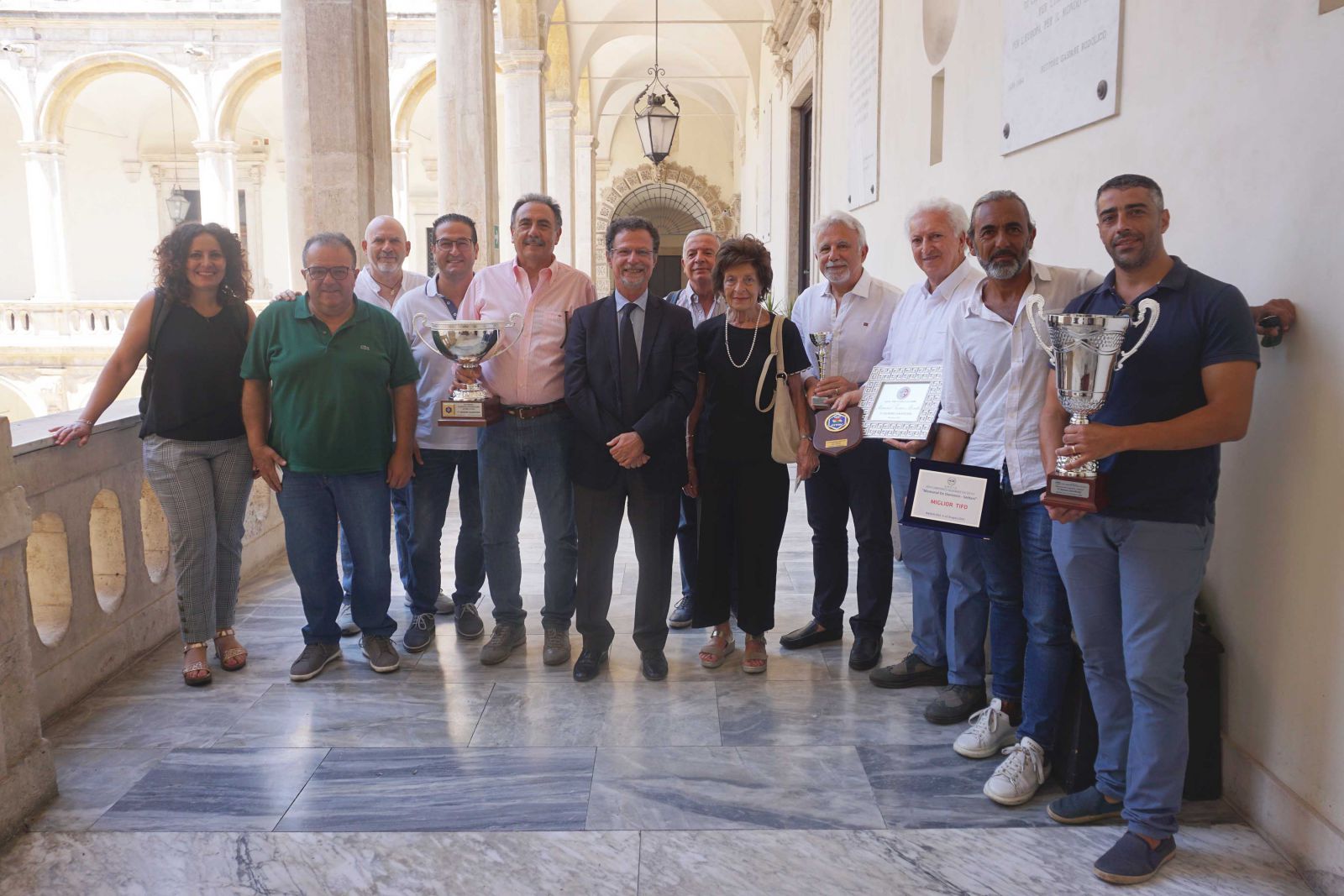 In foto il rettore Francesco Priolo insieme con la delegazione dell’Adduc e i trofei appena conquistati