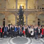 Foto ricordo davanti l'albero di Natale