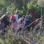 Un momento della "lezione" di ornitologia nell'area protetta Grotta Monello