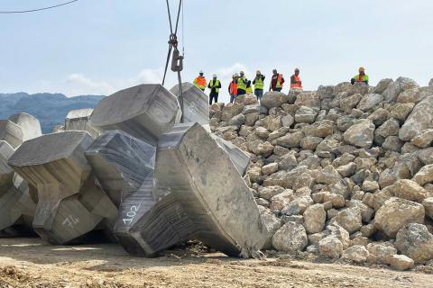 posizionamento di Accropodi nel porto di Sant’Agata di Militello