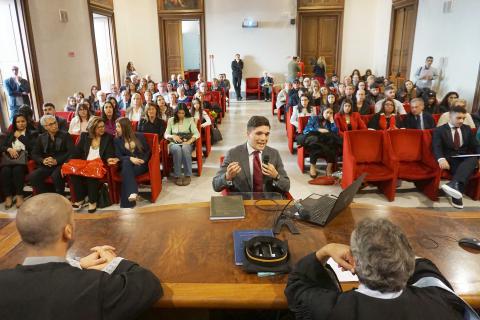 Un momento della discussione della tesi nell'aula magna del Dipartimento di Scienze politiche e sociali