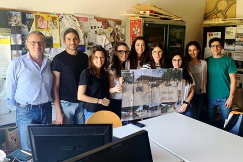 Foto di parte del gruppo di progettazione, che ritrae a partire da sinistra: Sebastiano D’Urso, Raoul Vecchio, Martina Pistarà, Elena Canicattì, Brigitta Baglio, Evelin Pilato, Martina Cantarella, Grazia Maria Nicolosi e Dario Distefano