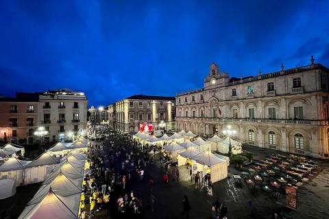 Sharper Night, gli stand e i numerosi visitatori in piazza Università (foto di Marco Di Mauro)