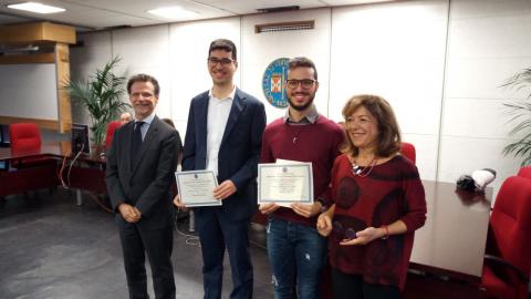 il rettore con gli studenti premiati